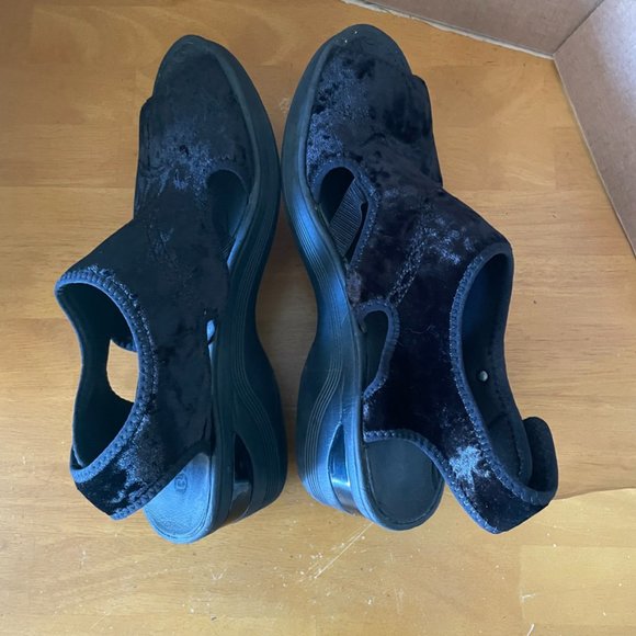 Bzees Comfort Wedge Sandal Black Crushed Velvet Open Toe Lightweight Drama 10W - Picture 10 of 11